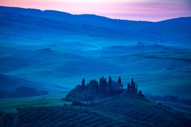 Tuscany tipik peyzaj sabah sis spresding katta, üzüm bağları ve İtalyan çiftlik Valdorcia İtalya ile mavi ışık