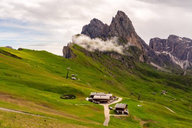 Güzel manzara fron Secada Zirvesi alarak Dolomites dağ İtalya, Odle dağ bulut beyaz ve yeşil alan,