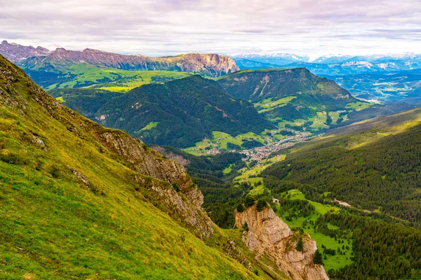 Vista Aérea Cordillera Los Dolomitas Con Bosque Pinos Pueblo Ortisei — Foto de Stock