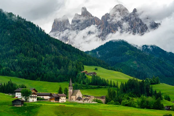 St. Magdalena Kilisesi veya Santa Maddalena yeşil Val di Funes Vadisi'nde ve arka planda Geissler Spitzen Dolomites İtalya'nın güzel manzara