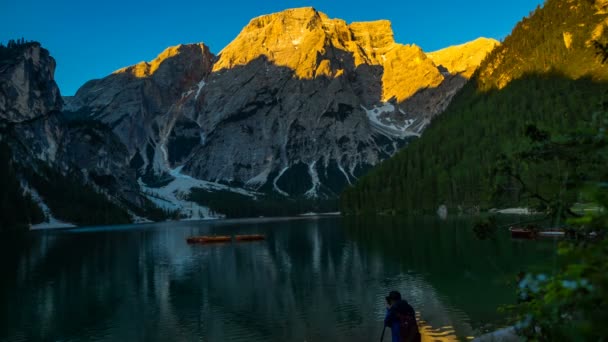 朝の光と落ち着いた湖や南チロルのイタリアの湖 Braies の透明な水でマウント Seekofel の影の時間経過 — ストック動画