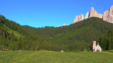 Görünümünde, küçük barok Kilisesi, St. Johannes Nepomuk Ranui içinde güneşli bir gün orman çam ağaçları ve ünlü Mount Geissler Spitzen içinde belgili tanımlık geçmiş South Tyrol İtalya