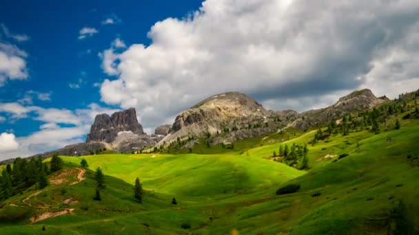 Tidsfördröjning För Regnmoln Flytta Över Det Vackra Berget Över Dolomiterna — Stockvideo