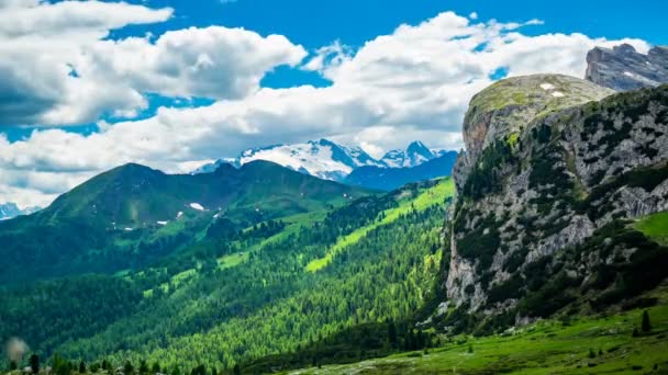 Dolomites 그리고 이탈리아에 계곡에 소나무 그림자 이탈리아 알프스의 석회암 하늘에서 — 비디오