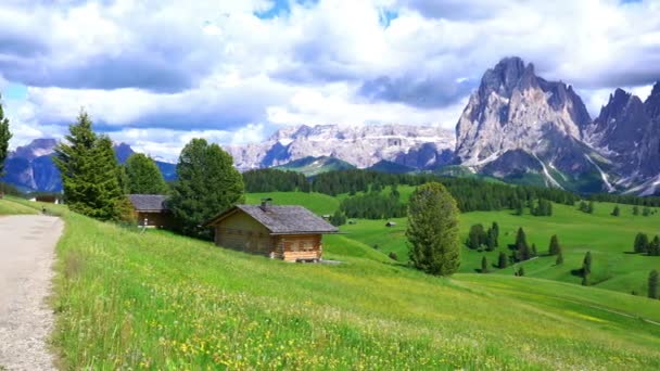 Landschaft Der Wunderschönen Langkofelgruppe Auf Der Seiser Alm Bei Sonnigem — Stockvideo