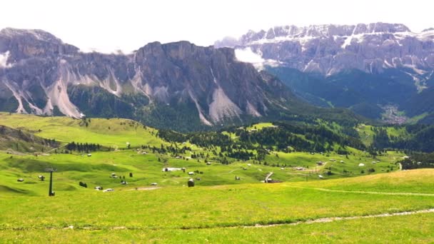 Dolomites의 석회석 Suuny 하루에 노란색 이탈리아에서 Secada 정상에서 계곡에 분야와 — 비디오