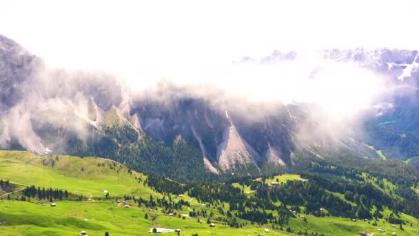 Güzel Görüntülemek Dolomites Kireçtaşı Dağ Talyan Alpleri Yeşil Tepelik Alan — Stok video