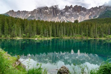 Güzel Mount Latemar Dolomites ve yansıması görünümünü üzerinde ünlü Gölü corezza South Tyrol bölgesinde, İtalya