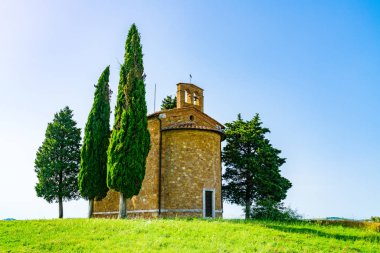 Valdorcia Siena eyaletinin İtalya tepelik Toskana alanında tepede Madonna di Vitaleta veya Capella della Madonna di Vitaleta Chapel görünümü