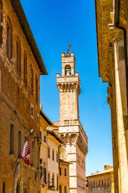 Çan kulesinde Montepulciano İtalya yaz güneşli günde tepenin üst şehir