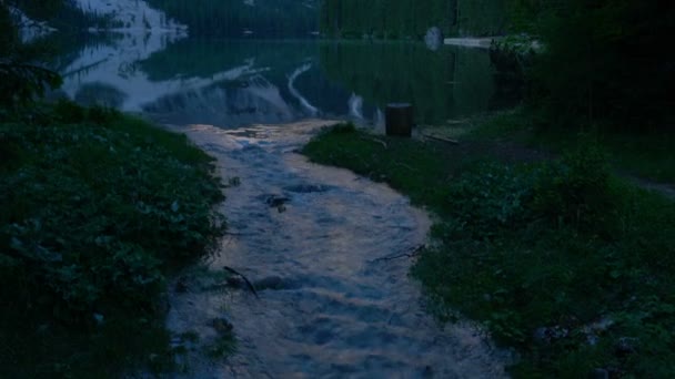 晨光在白云岩的顶端登上 Seekofel Prags 湖的水晶清澈的水在南蒂罗尔意大利 — 图库视频影像