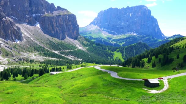 Vista Los Dolomitas Gardena Pass Con Los Hermosos Coches Corriendo — Vídeo de stock