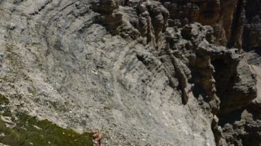 Kayalar ve Pordoi Pass Belluno İtalya Yaz aylarında kar doku ile güzel Dolomites görmek