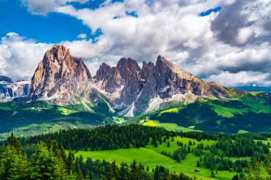 Langkofel grup Dolomites ve Seiser Alm South Tyrol, İtalya için güzel görünümü