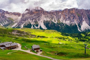 Dolomites ve South Tyrol İtalya Secada Zirvesi'nde küçük köyün doğal peyzaj