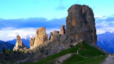 Zaman atlamalı granit Towers Cortina Dolomites, İtalya Cinque Torri adlı parlayan akşam güneş ışığı