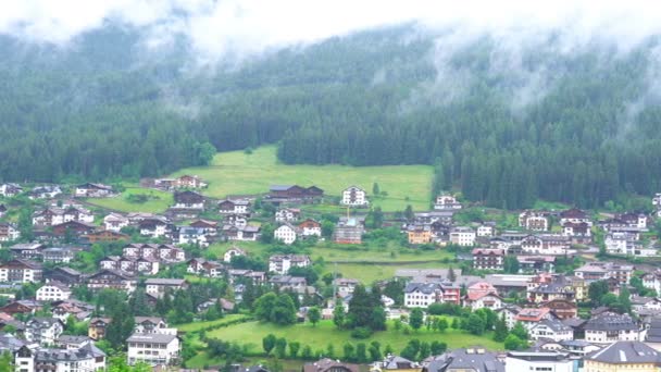 Şehir Sis Ortisei South Tyrol Talya Şehir Kilisesi Çam Ağaçlarının — Stok video