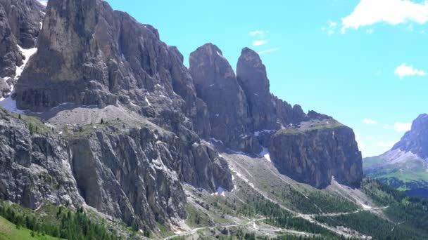 Bela Vista Das Dolomitas Passo Gardena Com Carros Que Correm — Vídeo de Stock