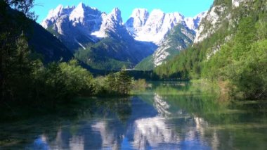 Görünümü güzel göl Landro veya Durrensee Gölü ve Dolomites Tre Cime Doğa Park South Tyrol İtalya yansıması sabah ile