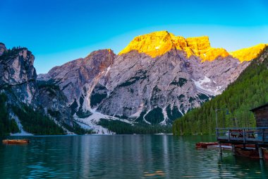Lake Braies veya göl Prags South Tyrol, İtalya için Dolomites Mount Seekofel gündoğumu ışık