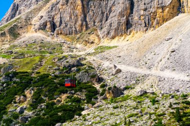 Kırmızı kablo araba mount Lagazuoi taşıma yolcu Rifugio Lagazuoi kadar
