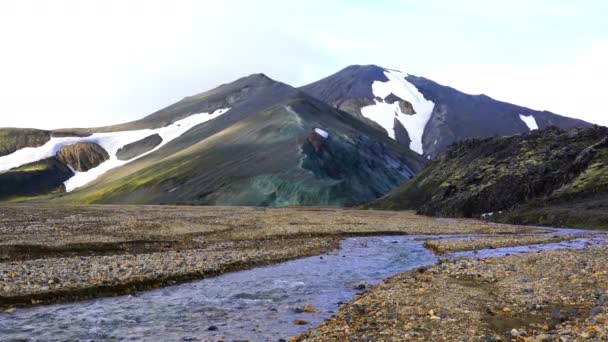 Пейзаж Красивой Горы Поток Тающего Снега Летом Хайленде Исландии — стоковое видео