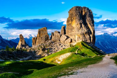 Akşam İtalyan Dolomites Belluno ili İtalya Nuvolao grubundaki Cinque Torri görünümünü