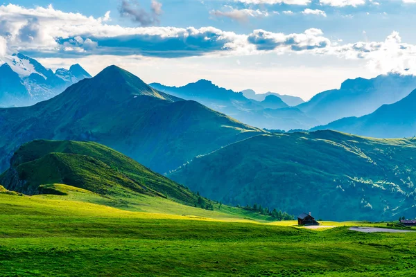 Blick Auf Den Schönen Berg Abend Mit Italienischer Hütte Abendlicht lizenzfreie Stockfotos