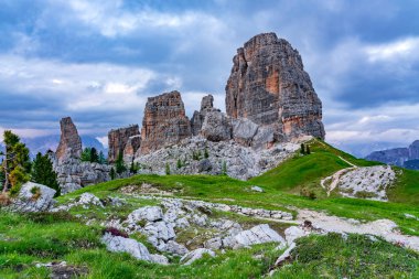 Cinque Torri görünümünü Cortina d'Ampezzo İtalya Dolomiti Ampezzane bulutlu de akşam