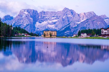Yansıması ile sabah Dolomites, Punta Sorapis dağ görünümü Cortina d'Ampezzo İtalya, ünlü Gölü Misurina '