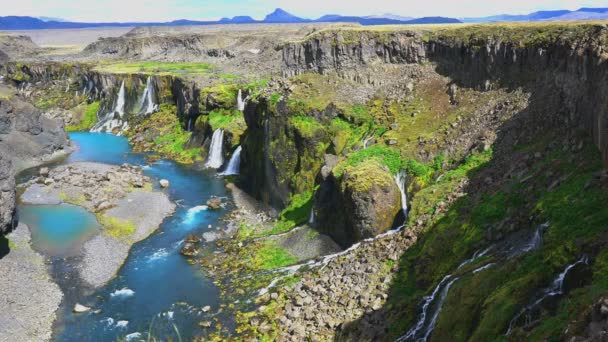 Řadou Vodopádů Útesu Hory Břehu Řeky Islandské Vysočiny — Stock video