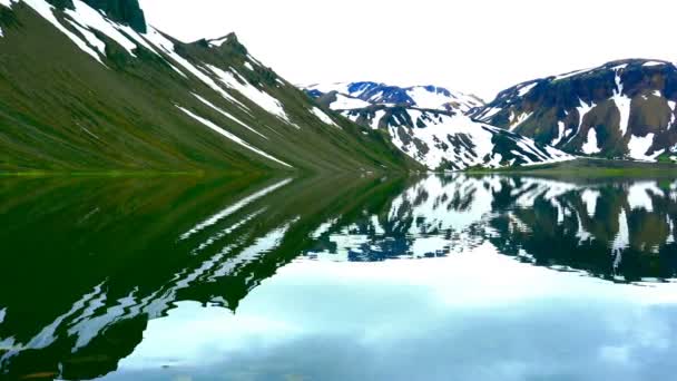 Prachtig Uitzicht Bergen Reflectie Wateroppervlakte Van Het Meer Van Landmannalaugar — Stockvideo