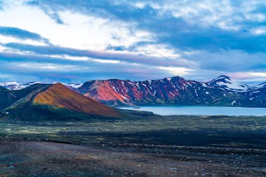 Göl Frostastadavatn İzlanda Highlands, güzel dağ akşam görünümünü