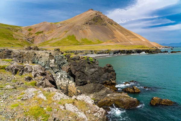 夏の晴れた日のアイスランドの海岸で美しい山の景色 — ストック写真