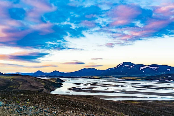冰岛高原夏季的山和河的黄昏景色 — 图库照片
