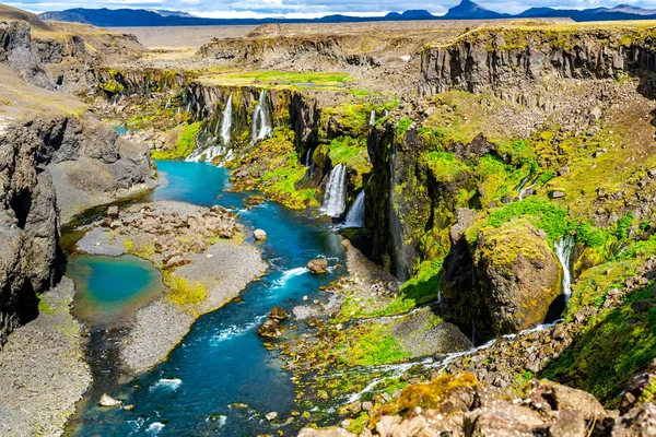 Birçok küçük şelaleler ve yaz aylarında İzlanda Highlands'nehir mavi ile Sigoldugljufur Kanyon yüksek açı bakış