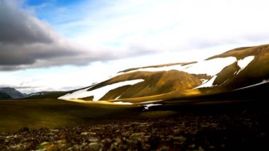 Zaman atlamalı Landmannalaugar İzlanda Highlands'dağa yukarıda hareket bulutlar