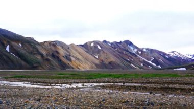 Akan dere, güzel dağ, yaz yatay su Highlands İzlanda'daki Landmannalaugar,
