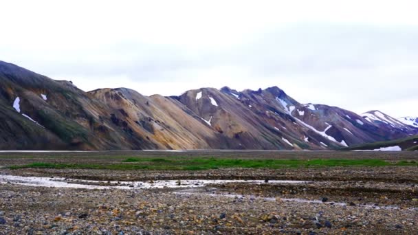 流れるの流れに美しい山の夏の風景高原のアイスランドのレイキャヴィークでの水 — ストック動画