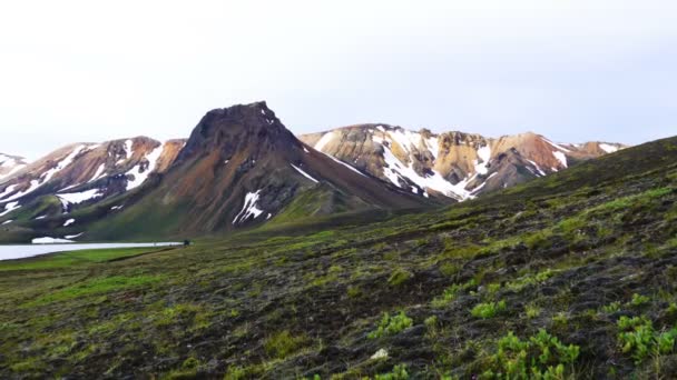 アイスランドの高地の Lanmannalaugar で夏に美しい山の夕景 — ストック動画