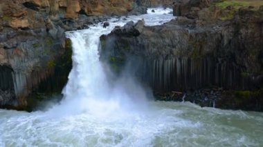 Aldeyjarfoss ve doğal bazaltik sütunlarda yaz sezonu İzlanda'daki Bardardalur Valley güzel görünümü