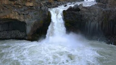 Aldeyjarfoss şelale North Iceland'deki / daki güzel bazalt sütun ayarlarıyla Skjalfandafljot nehrinde görünümünü