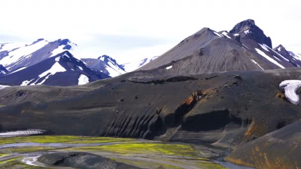 アイスランドの高地の Fjallabak 自然保護区でがたがたで美しい山の夏景色 — ストック動画