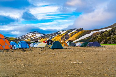 Çadır ve İzlanda Highlands'Landmannalaugar kamp yerinde yaz aylarında kamp görünümü