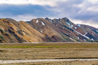 Güzel dağ ve vadi ile kar Landmannalaugar Fjallabak doğa rezerv merkezi İzlanda'nın içinde erime akış