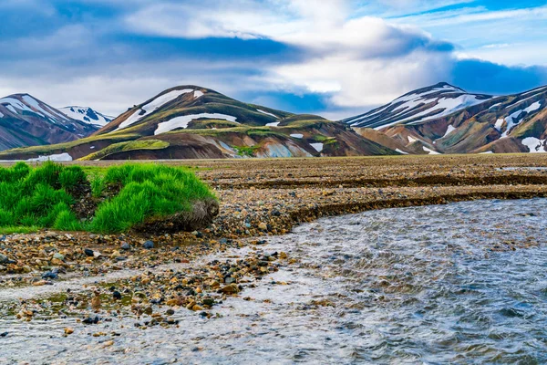 冰岛高地兰德曼纳劳卡的多彩山脉和山谷景观 — 图库照片