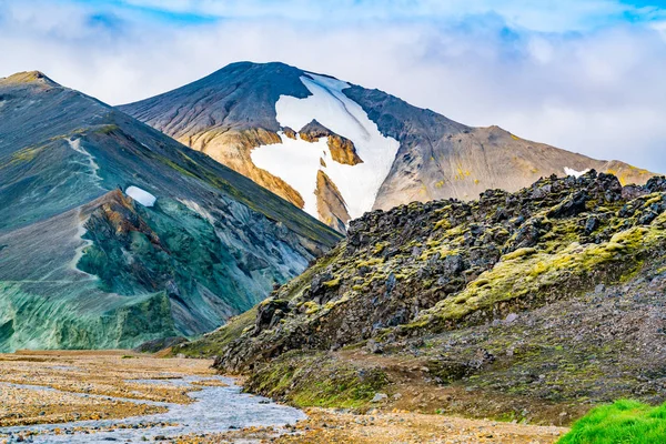Fjallabak 自然保护区兰德曼纳劳卡多彩山的美丽冰岛风景 — 图库照片