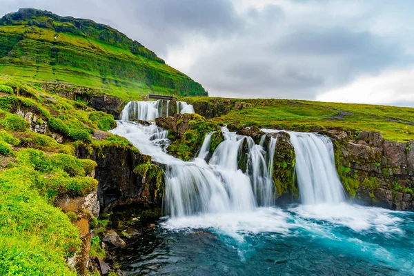 Vista Kirkjufellsfoss Cachoeiras Montanha Kirkjufell Dia Chuvoso Verão Grundarfjordur Islândia — Fotografia de Stock