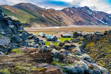 Landmannalaugar, İzlanda - 6 Temmuz 2018: Çadır ve Landmannalaugar İzlanda Highlands, güzel dağ ile kamp