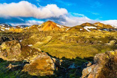 Landmannalaugar İzlanda Highlands yosunlu kayalık alanıyla güzel dağının doğal peyzaj